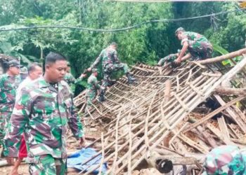 Kegiatan karya bakti membersihkan puing rumah roboh di Dusun Kerjo RT 014 Desa Brangkal, Kecamatan Kepohbaru Kabupaten Bojonegoro.