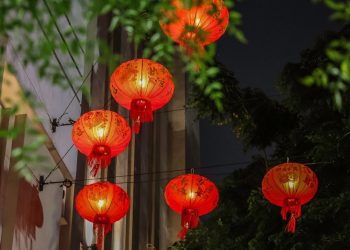 Hiasan lampion dipasang jelang perayaan Tahun Baru Imlek 2576 Kongzili Tahun 2025.