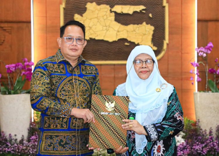 Pj Gubernur Jatim Adhy Karyono menyerahkan Surat Perintah Tugas kepada Khoirani sebagai plt bupati Situbondo.