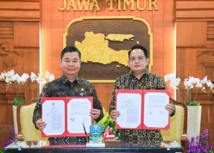 Pj Gubernur Jatim Adhy Karyono dan Pj Gubernur DKI Jakarta Teguh Setyabudi usai penandatanganan adendum kesepakatan bersama antara Pemprov Jatim dan Pemprov DKI Jakarta.