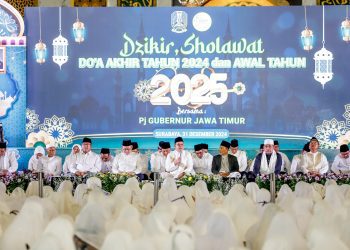 Dzikir, salawat, dan doa bersama di Masjid Nasional Al Akbar Surabaya di malam pergantian tahun 2025.
