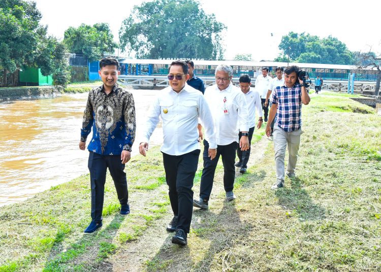 Pj Gubernur Jatim Adhy Karyono saat meninjau Bendungan Lengkong di Desa Mliriprowo, Kecamatan Tarik, Sidoarjo.