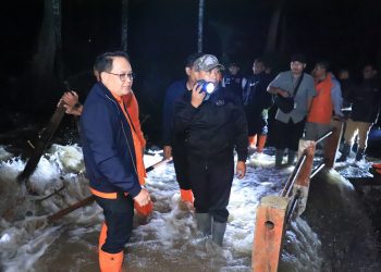 Pj Gubernur Jawa Timur Adhy Karyono mendatangi lokasi banjir bandang di Dusun Peh, Desa Gunungsari, Kecamatan Maesan, Kabupaten Bondowoso.