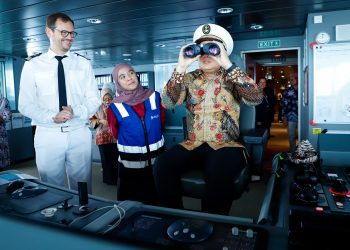 Pj Gubernur Jawa Timur Adhy Karyono menjajal salah satu fasilitas di kapal pesiar Le Lapérouse asal Australia yang sandar di Pelabuhan Tanjung Tembaga, Probolinggo.