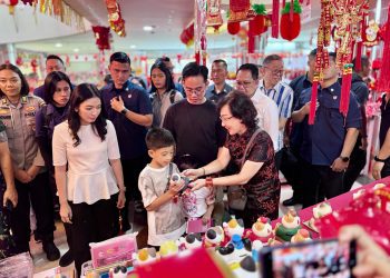 Wakil Presiden Republik Indonesia Gibran Rakabuming beserta istrinya Selvi Ananda dan dua anaknya, Jan Ethes Srinarendra dan La Lembah Manah mengunjungi pusat perbelanjaan Pasar Atom Surabaya.