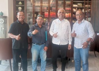 Pengurus SMSI Jatim melaporkan kesiapan Musprov kepada Ketua Dewan Penasehat SMSI Jatim, Ahmad Riyadh.