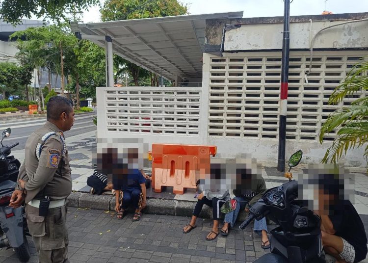 Para remaja putri yang berkelahi dan beberapa saksi diamankan di Satpol PP Surabaya.