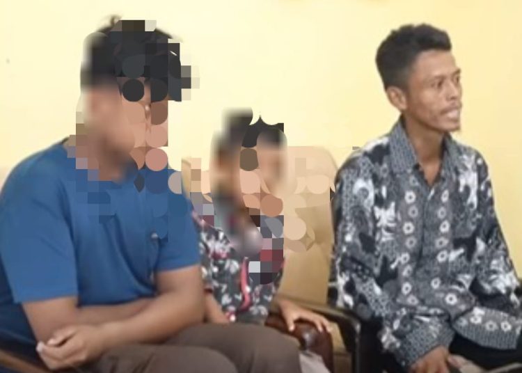 Pria asal Konawe Utara, Sulawesi Tenggara, Darmansyah bersama kedua anaknya.