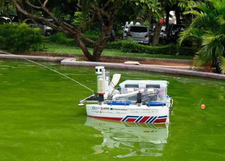 Demonstrasi kapal Nala Ares besutan tim Barunastra ITS saat mendemokan misi waterblast yang akan diperlombakan di ajang IRC 2025.