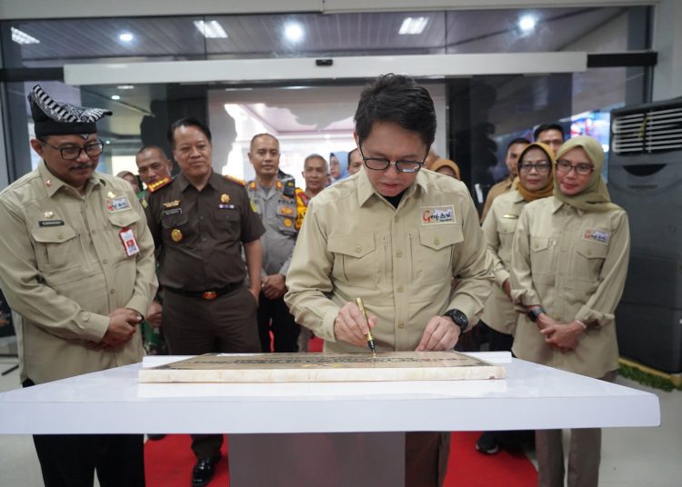 Pj Bupati Bojonegoro Adriyanto saat meresmikan gedung Pusat Informasi Geologi Geopark Bojonegoro.
