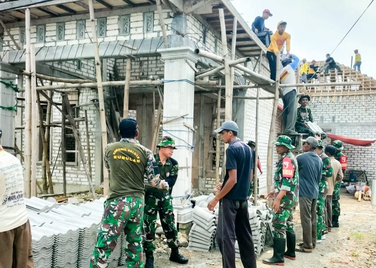 Karya bakti Babinsa Koramil 19/Bubulan bersama masyarakat di Desa Ngorogunung dengan membantu memasang genteng di rumah warga.