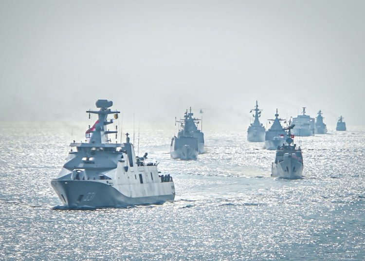Para peserta 5TH Multilateral Naval Exercise Komodo membentuk formasi di Laut Bali diabadikan dengan foto udara yang diambil dari Casa NC212 Puspenerbal.