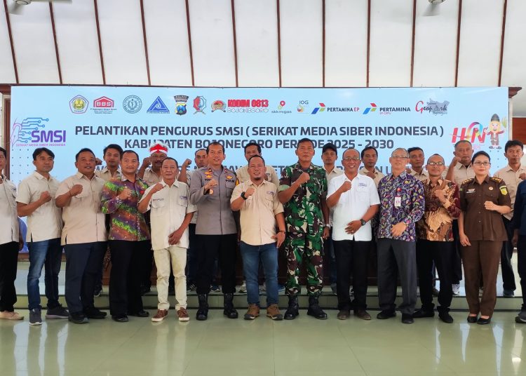 Foto bersama pada pelantikan pengurus SMSI Kabupaten Bojonegoro periode 2025-2030.