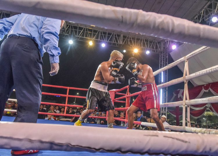 Salah satu pertandingan tinju pada Surabaya Big Fight yang dilaksanakan di Surabaya Expo Centre.