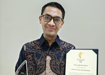 Prof Dr rer pol Heri Kuswanto MSi dengan penghargaan Encouragement Award dari Hitachi Global Foundation Asia Innovation Award 2024.