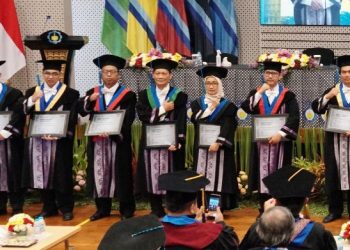Tujuh profesor baru ITS usai dikukuhkan dalam Sidang Terbuka Dewan Profesor ITS di Auditorium Research Center ITS.