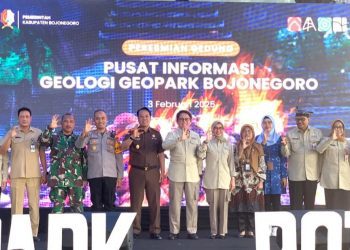 Foto bersama pada peresmian gedung Pusat Informasi Geologi Geopark Bojonegoro di Jalan Panglima Sudirman No 24 Bojonegoro.