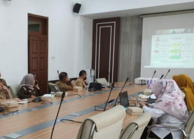 Perwakilan OPD Pemkab Bojonegoro mengikuti secara daring pembahasan langkah konkret pengendalian inflasi di daerah tahun 2025 di ruang Batik Madrim Pemkab Bojonegoro.