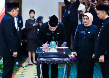 Prosesi pelantikan pejabat pimpinan tinggi pratama di gedung Negara Grahadi, Surabaya.
