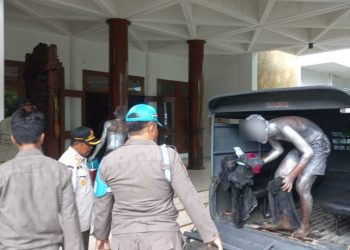 Pengamen manusia silver diamankan oleh Satpol PP Bojonegoro.