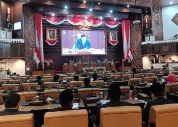 Suasana rapat paripurna pengesahan pasangan calon terpilih Pilgub Jatim di gedung DPRD Jatim.