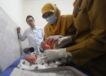 Menkes Budi Gunadi Sadikin meninjau pelaksanaan hari pertama Cek Kesehatan Gratis di Puskesmas Manukan Kulon, Surabaya.