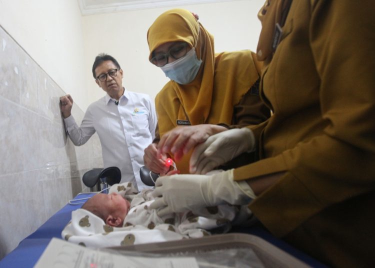 Menkes Budi Gunadi Sadikin meninjau pelaksanaan hari pertama Cek Kesehatan Gratis di Puskesmas Manukan Kulon, Surabaya.