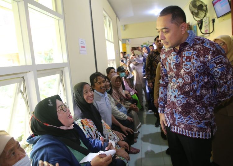 Wali Kota Surabaya Eri Cahyadi berbincang dengan warga yang akan cek kesehatan gratis di Puskesmas Jagir.