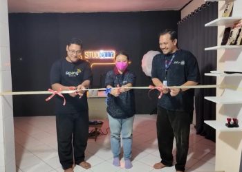 Peresmian ruang podcast di Balai RW 12, Kelurahan Putat Jaya, Kecamatan Sawahan, Surabaya.