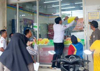Pemasangan stiker tanda bangunan sudah berizin di toko modern berjejaring di Bojonegoro.