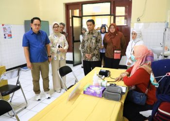 Pj Gubernur Jatim Adhy Karyono saat meninjau pelaksanaan cek kesehatan gratis di Puskesmas Jagir Surabaya.