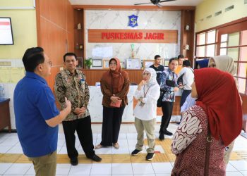 Kunjungan Pj Gubernur Jatim Adhy Karyono di Puskesmas Jagir Surabaya dalam rangka memantau pelaksanaan cek kesehatan gratis.