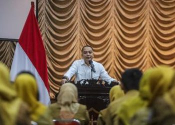 Wali Kota Surabaya Eri Cahyadi saat memberikan pengarahan kepada perangkat daerah di Graha Sawunggaling Pemkot Surabaya.