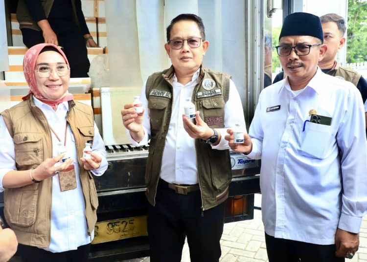 Penyerahan vaksin penyakit mulut dan kuku ke kabupaten/kota se-Jawa Timur.