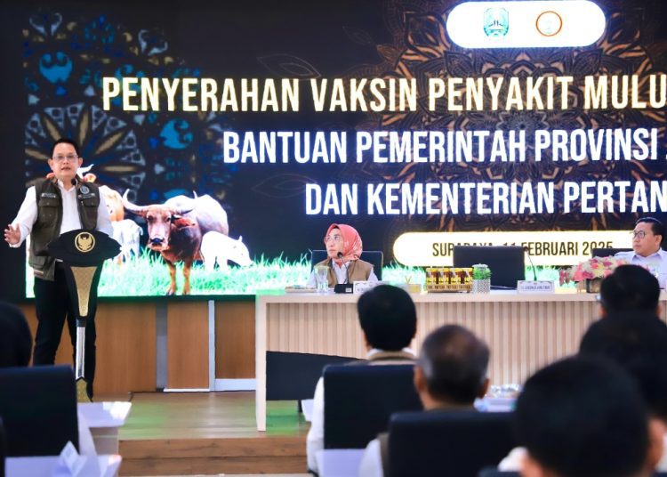 Pj Gubernur Jatim Adhy Karyono dalam kegiatan penyerahan vaksin penyakit mulut dan kuku untuk kabupaten dan kota se Jawa Timur.