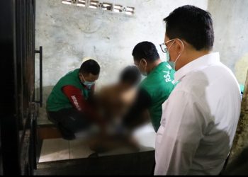 Pj Gubernur Jatim Adhy Karyono ikut dalam pembebasan korban pasung di  Dusun Kartoharjo RT 03 RW 02 Desa Kartoharjo, Kecamatan Nganjuk Kabupaten Nganjuk.