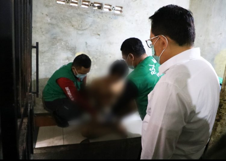 Pj Gubernur Jatim Adhy Karyono ikut dalam pembebasan korban pasung di  Dusun Kartoharjo RT 03 RW 02 Desa Kartoharjo, Kecamatan Nganjuk Kabupaten Nganjuk.