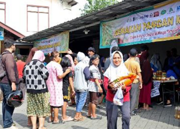 Gerakan Pasar Murah di halaman Gedung Perintis Jalan Bendul Merisi Besar, Kelurahan Bendul Merisi, Kecamatan Wonocolo, Surabaya.