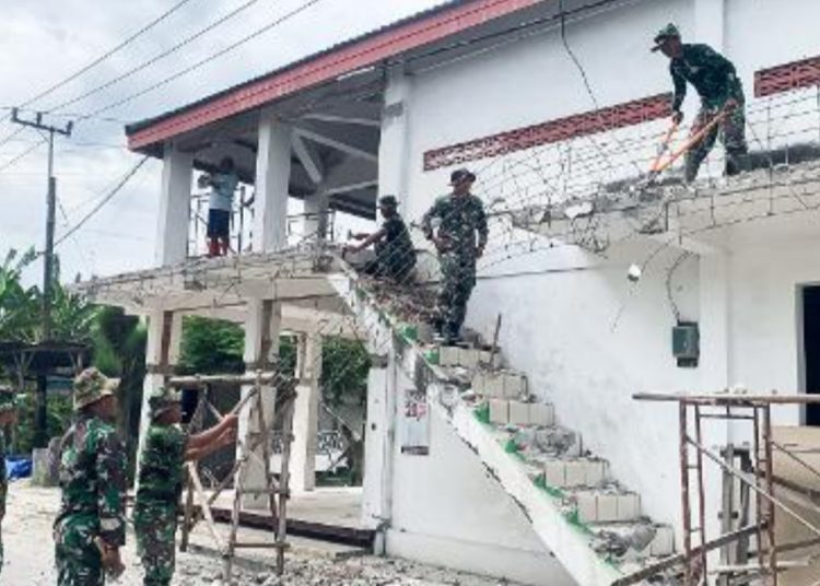 Para Babinsa Koramil Kanor membantu renovasi Masjid Mujahidin Dusun Ager Ager RT 003/RW 002 Desa Tambahrejo Kecamatan Kanor, Bojonegoro.