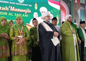 Khofifah Indar Parawansa dalam  Majelis Shalawat dan Ijazah Manaqib di Kongres XVIII Muslimat NU di Jatim Expo, Surabaya.