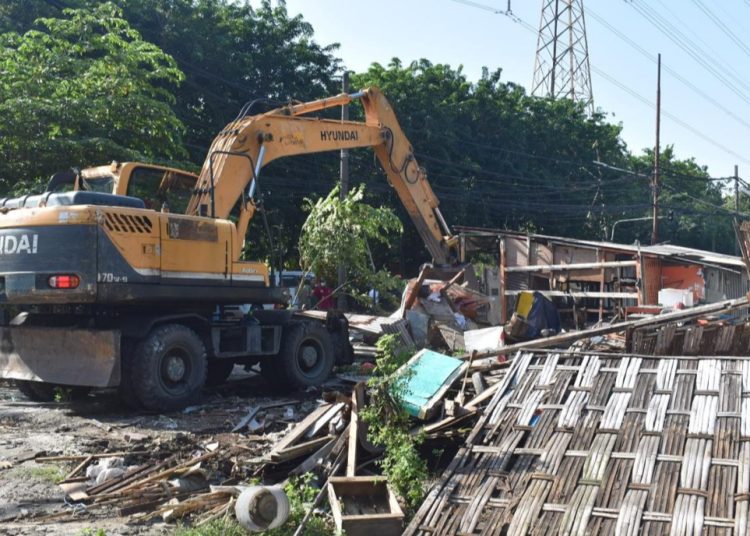 Penertiban bangunan di Jalan Raya Tenggilis Mejoyo oleh Satpol PP bersama Badan Pengelolaan Keuangan dan Aset Daerah Surabaya.