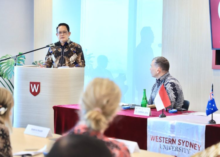 Pj Gubernur Jawa Timur Adhy Karyono pada peresmian Western Sydney University di Pakuwon Tower, Surabaya.