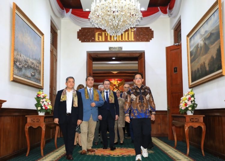 Pj Gubernur Jatim Adhy Karyono menerima kunjungan kerja negara-negara Eurasian Economic Union  dan Mercado Commun Del Sur/The Southern Common Market di gedung Negara Grahadi Surabaya.