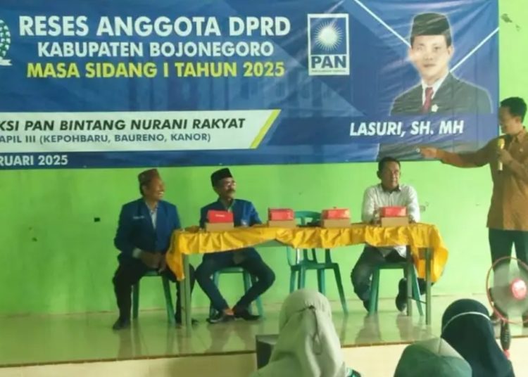 Kegiatan reses yang dilaksanakan di gedung serbaguna Desa Kanor, Kecamatan Kanor, Bojonegoro.