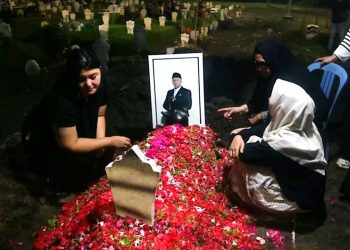 Renville Antonio dimakamkan di Tempat Pemakaman Umum Keputih, Surabaya.