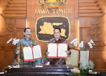 Pj Gubernur Jawa Timur Adhy Karyono dan rektor Institut Pemerintahan Dalam Negeri Hadi Prabowo usai menandatangani nota kesepakatan di gedung Negara Grahadi.