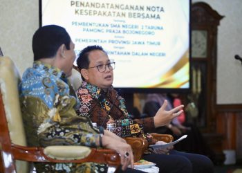 Pj Gubernur Jatim Adhy Karyono bersama Rektor IPDN Hadi Prabowo.