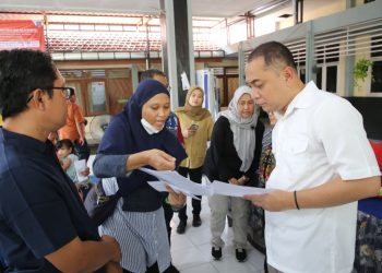 Wali Kota Surabaya Eri Cahyadi berbincang dengan salah satu pelaku UMKM yang menjadi korban penipuan.