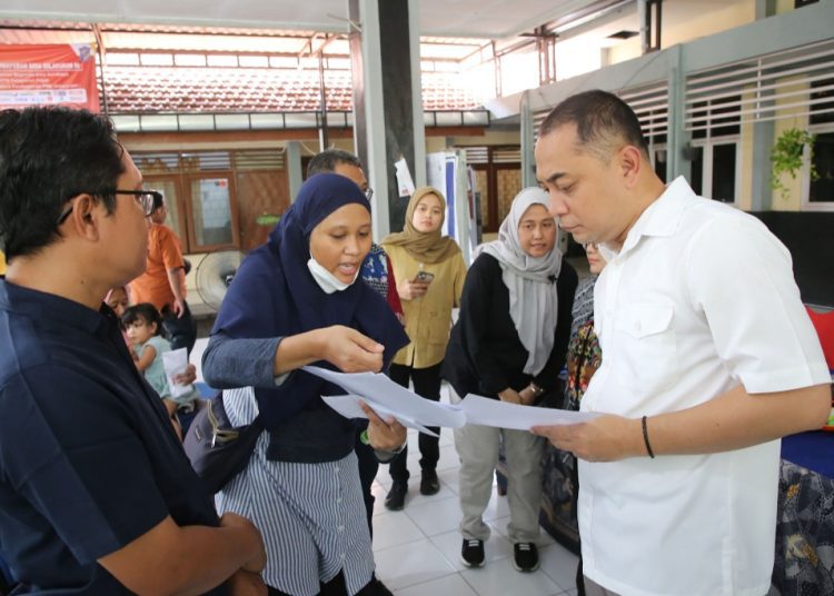 Wali Kota Surabaya Eri Cahyadi berbincang dengan salah satu pelaku UMKM yang menjadi korban penipuan.