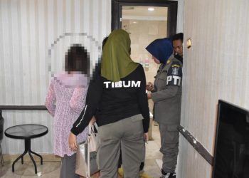 Razia Satpol PP Surabaya di salah satu hotel di Hari Valentine.